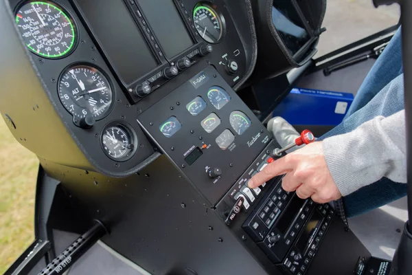 Visão do cockpit de helicóptero e piloto — Fotografia de Stock