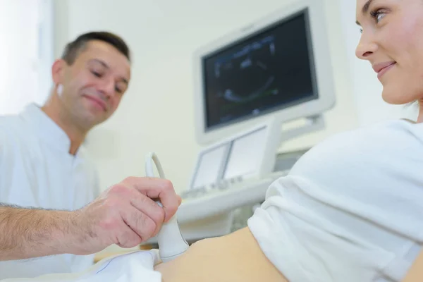 Untersuchung des Bauches und Ultraschall — Stockfoto