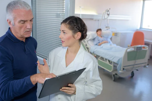 Nemen over de toestand van de patiënt s — Stockfoto