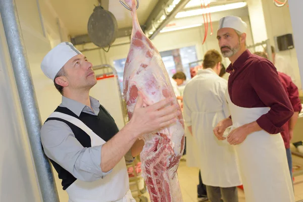 Pesar la carne y el trabajo — Foto de Stock