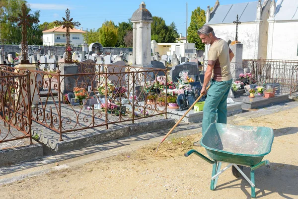 Takarítás a temető és a munka — Stock Fotó