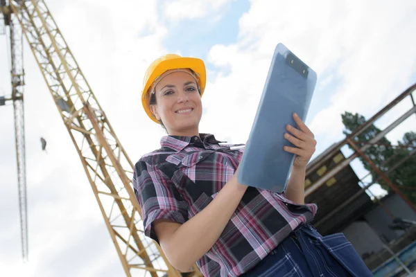 Woman architect writes on clipboard — Stock Photo, Image