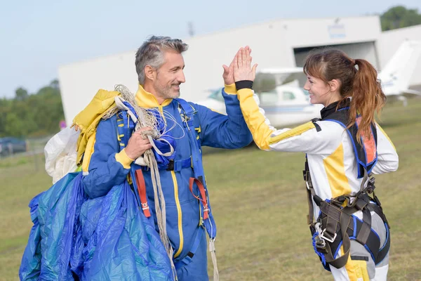 Paraşütle atlama ve paraşütle atlama sonra mutluluk — Stok fotoğraf