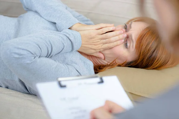 Giovane donna con raffreddore e febbre lamentarsi con il medico di casa — Foto Stock