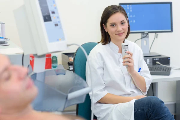 Porträtt av sjuksköterska håller medicinsk utrustning — Stockfoto