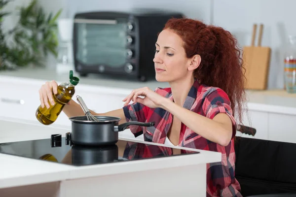 Femme handicapée cuisine dans sa cuisine — Photo