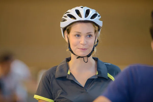 戴头盔的骑自行车者 — 图库照片