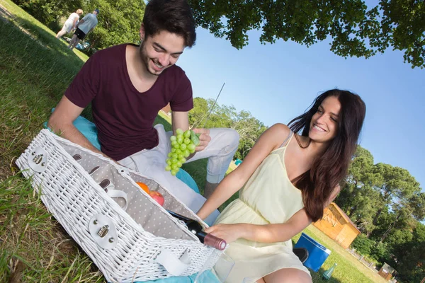 Portret van een jong koppel tijdens een romantische picknick op platteland — Stockfoto