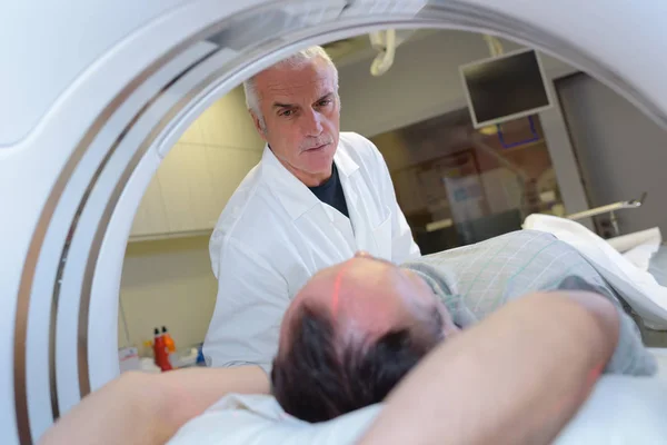 Bir MRI ve doktor sahip — Stok fotoğraf