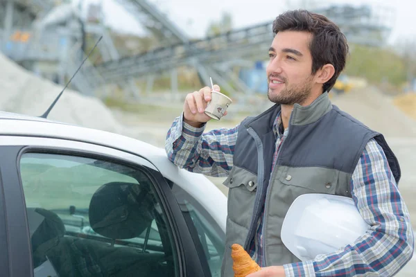 Uomo in cantiere a bere un caffè — Foto Stock