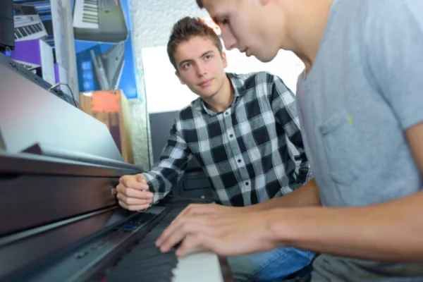 На уроке фортепиано — стоковое фото
