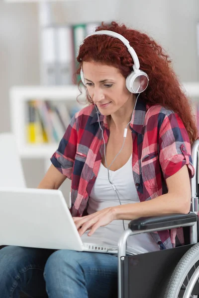 Handikappad glad kvinna njuta av musik — Stockfoto