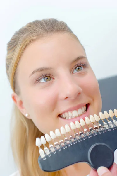 Mujer con dientes y atractivo —  Fotos de Stock