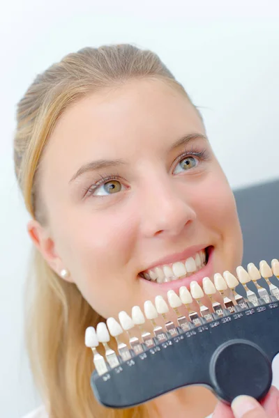 Femme avec des dents et attrayant — Photo