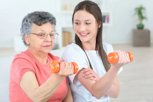 Fazendo pequenos exercícios e enfermeira — Fotografia de Stock