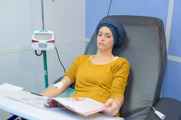 Passing the time and chemotherapy — Stock Photo, Image