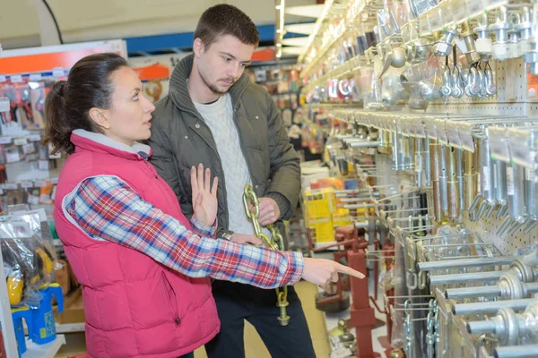 Mooie hardwarestore verkoopster helpen klant — Stockfoto