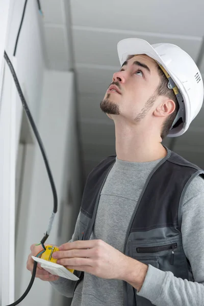 Anschluss der Kabel und Arbeit — Stockfoto