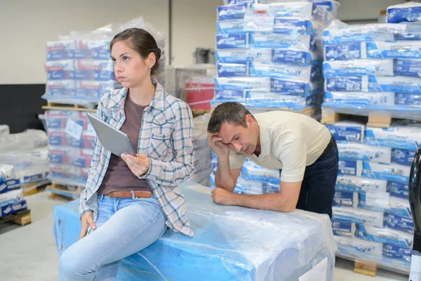 Trabalhadores que lutam para tentar resolver um problema de gestão logística — Fotografia de Stock