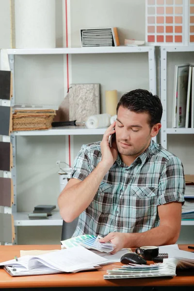 Designer ordering paint and brush — Stock Photo, Image