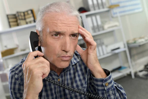 Uomo d'affari anziano stressato e adulto — Foto Stock