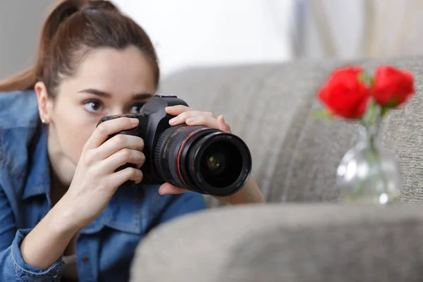 Retrato de uma menina bonita com uma câmera tirando fotos — Fotografia de Stock