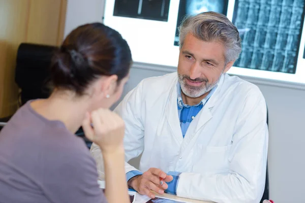 Mulher em consulta com o médico — Fotografia de Stock