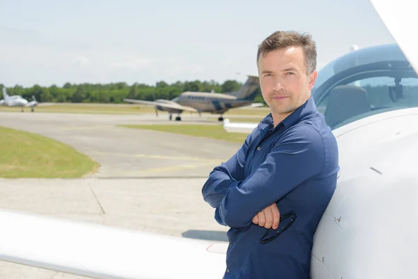 Портрет пилота стоял рядом с самолетом — стоковое фото