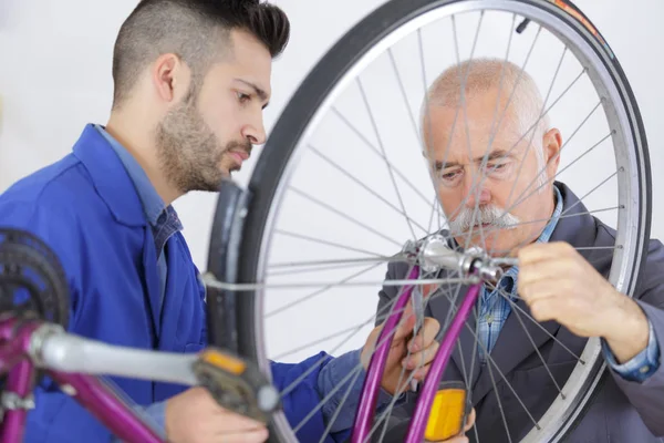 Estudante aprendendo a reparar bicicleta — Fotografia de Stock