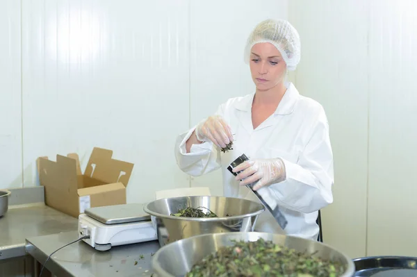 Woman packing ingredient into pouch — Stock Photo, Image