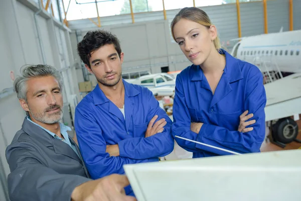 Técnico de aeronaves aprendiz e trabalho — Fotografia de Stock