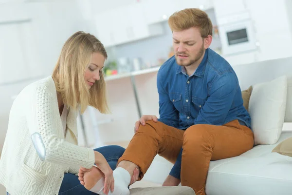 Gewonde voet op de achtergrond van een houten vloer — Stockfoto