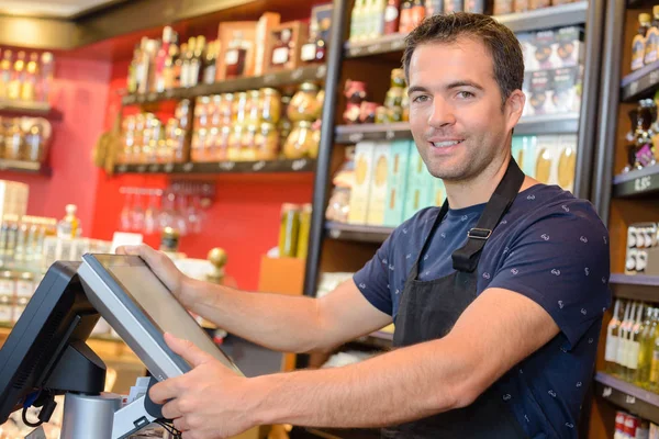 Portrait du commis tenu par une caisse enregistreuse électronique — Photo