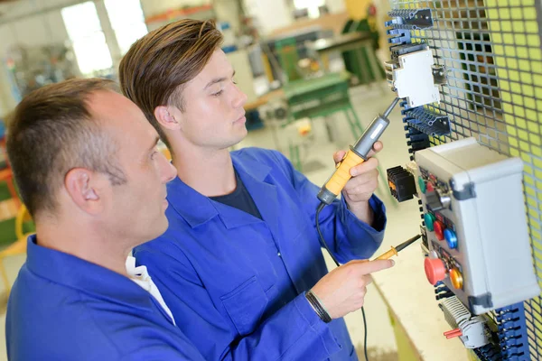 Solderer leerling en zijn leraar — Stockfoto