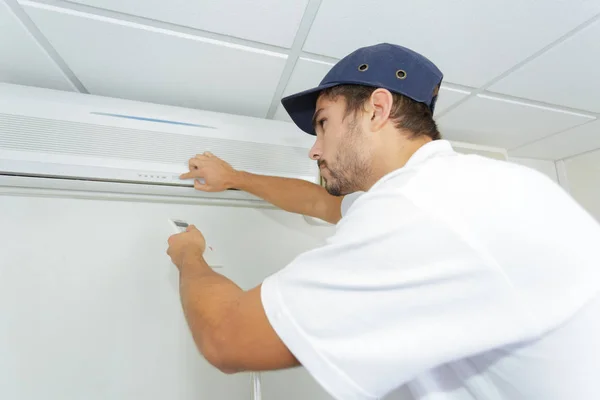 Techniker überprüft AC-Installation im Kundengebäude — Stockfoto