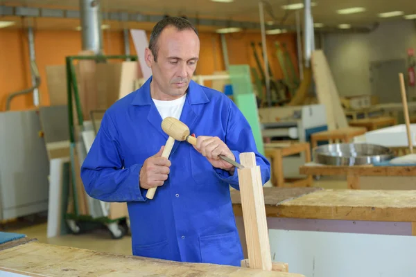 Tischler mit Hammer und Meißel — Stockfoto