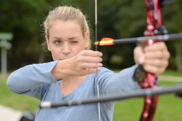 Holka dělá lukostřelbu a archer — Stock fotografie