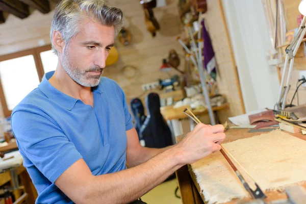 Ocupado luthier en el taller — Foto de Stock