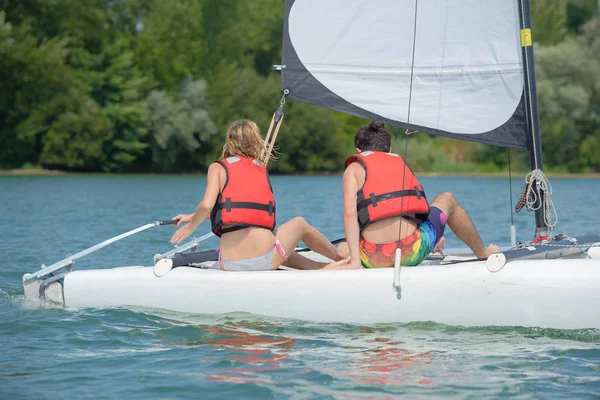 Pareja en velero — Foto de Stock