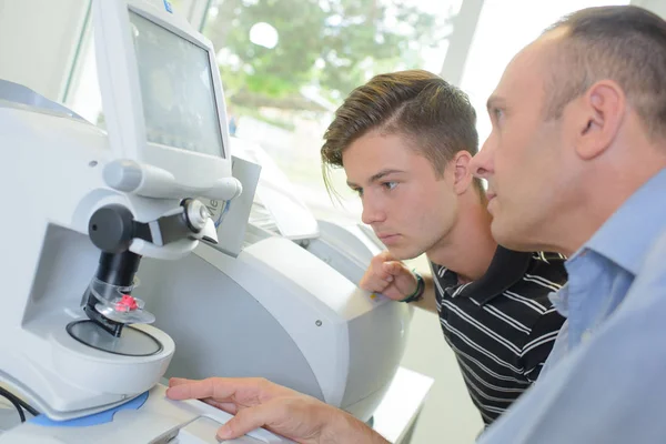 Optician using equipment and optician — Stock Photo, Image