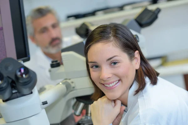 Ať se usmívám laboratorní pracovník — Stock fotografie