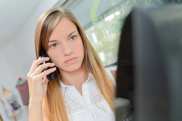 Lady on telephone, looking angry — Stock Photo, Image