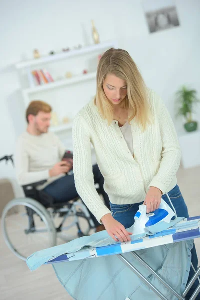 Donna facendo un po 'di stiratura — Foto Stock