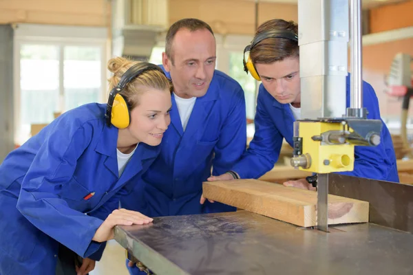 Een blok hout snijden — Stockfoto