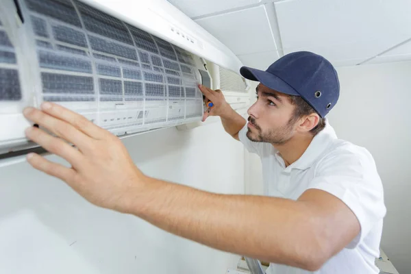 Retrato de Técnico Masculino Medio Adulto Reparando Acondicionador de Aire — Foto de Stock