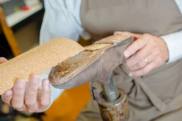 Cobbler restaurar sapato usado — Fotografia de Stock