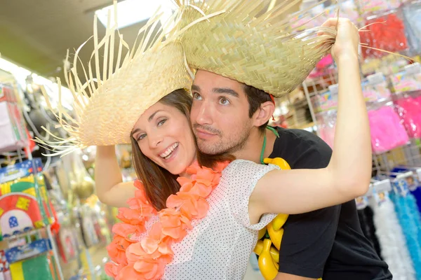 Porträtt av lyckliga par ha kul försöker kostymer — Stockfoto