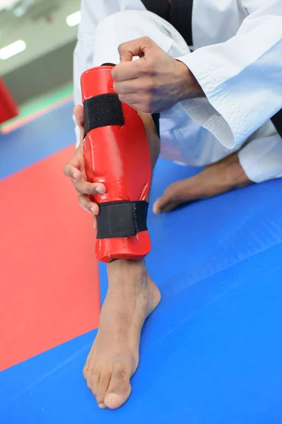 Perna com joelho em uma cinta de tornozelo protetora — Fotografia de Stock