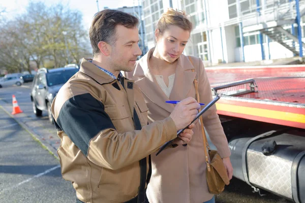 Recuperación hombre llenando formulario con el cliente — Foto de Stock