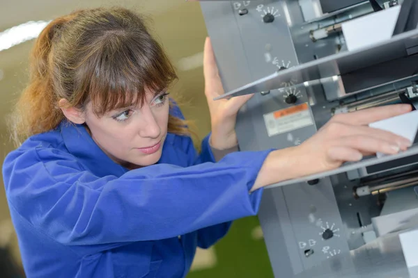 Vrouwelijke technicus werkende machine — Stockfoto